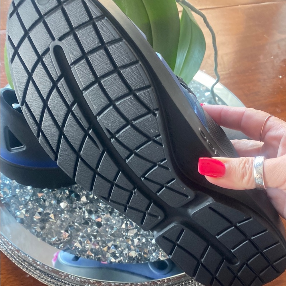 OOFOS Black Loafers with Breathable Design - Picture 4 of 8